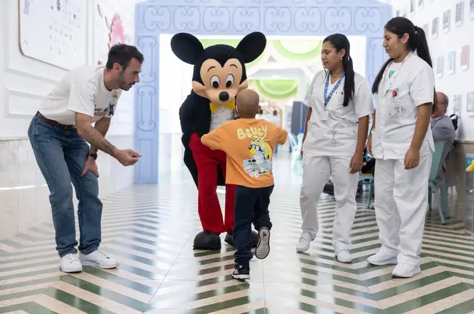 Mickey lleva la magia Disney y saca una sonrisa a los niños del Hospital Infantil Niño Jesús de Madrid Mickey lleva la magia Disney y saca una sonrisa a los niños del Hospital Infantil Niño Jesús de Madrid