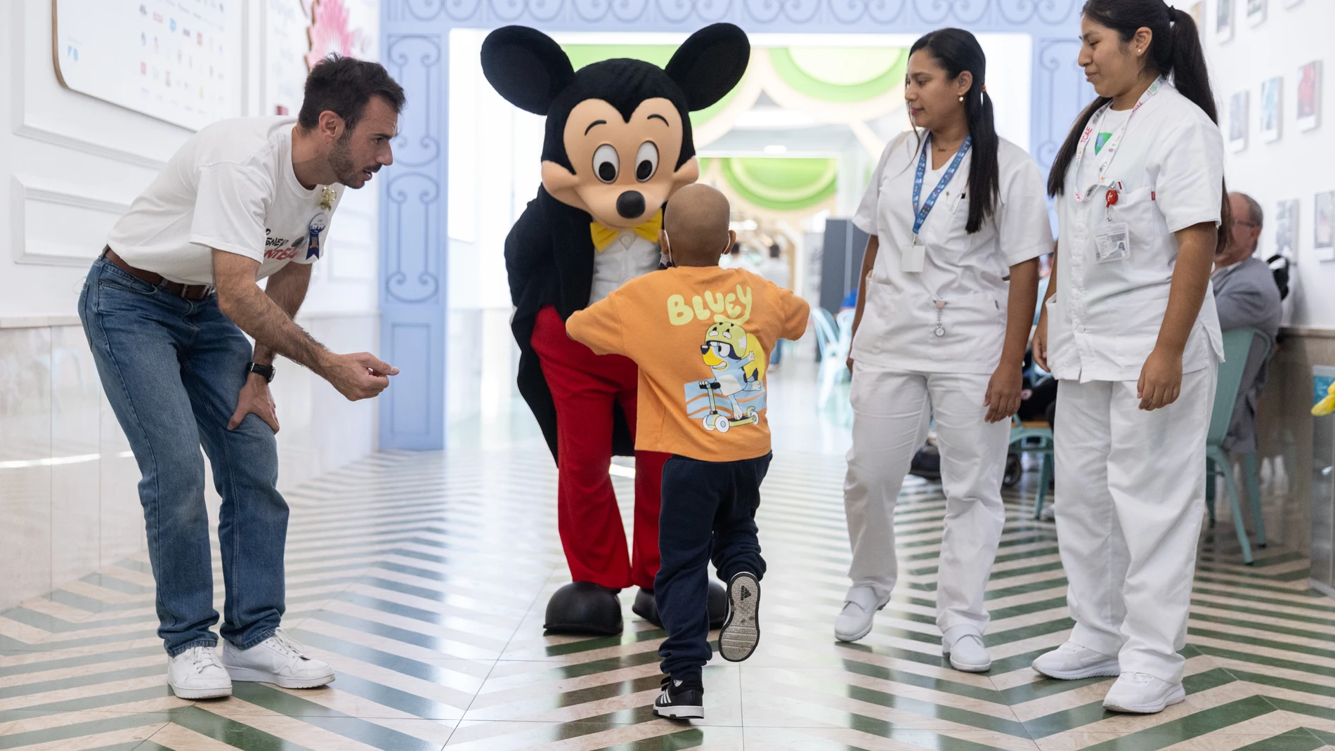 El embajador de Disney y Mickey Mouse visitan el hospital infantil Niño Jesús @Gonzalo Pérez