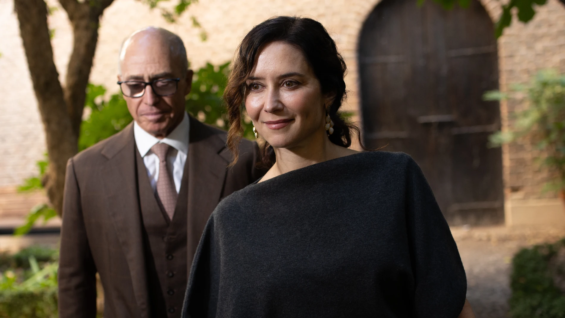 Felipe de Osma y la presidenta de la Comunidad de Madrid, Isabel Díaz Ayuso, llegan a la inauguración de la exposición 'Ecos del arte del Virreinato del Perú', en la Casa Museo Lope de Vega, a 7 de octubre de 2025, en Madrid (España). ‘’Ecos del arte del Virreinato del Perú" es una exposición repartida en tres sedes emblemáticas de la Comunidad de Madrid: la Casa Museo Lope de Vega, el Museo Casa Natal de Cervantes y la sala de la Consejería de Cultura, Turismo y Deporte. La muestra presenta ...
