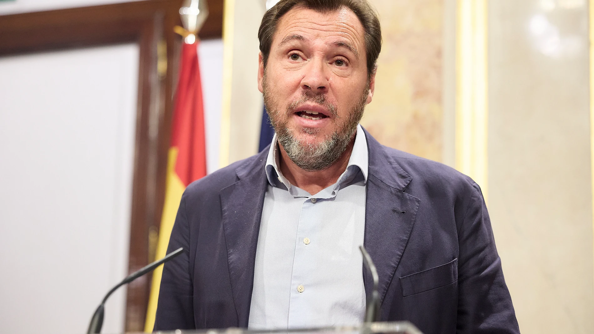 El ministro de Transportes y Movilidad Sostenible, Óscar Puente, ofrece una rueda de prensa tras una sesión plenaria, en el Congreso de los Diputados, a 7 de octubre de 2025, en Madrid (España). El pleno del Congreso vota hoy el embargo de armas a Israel después de que se debatiera ayer en el pleno de la tarde. La votación fue atrasada por la Junta de Portavoces para que la convalidación del decreto ley no coincida con el segundo aniversario de los ataques de Hamás del 7 de octubre de 2023 en...
