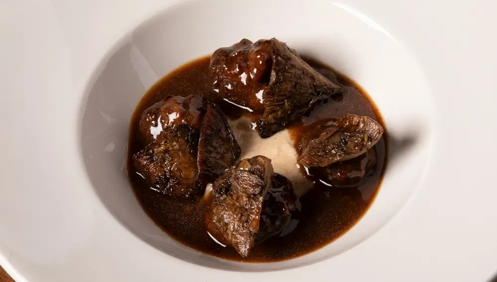 Guiso de albóndigas de vaca, níscalos y patata asada