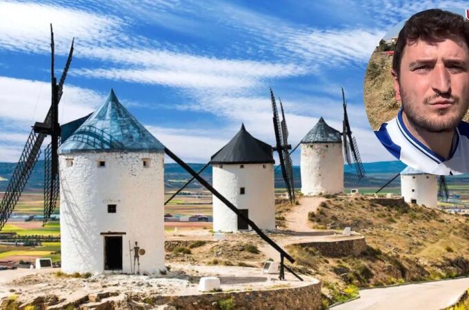 Fotomontaje de una imagen de Alvaro Casares sobre un paisaje con los molinos característicos de La Mancha