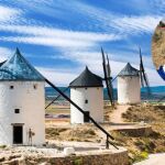 Fotomontaje de una imagen de Alvaro Casares sobre un paisaje con los molinos característicos de La Mancha Fotomontaje de una imagen de Alvaro Casares sobre un paisaje con los molinos característicos de La Mancha