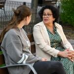 Elsa, participante del programa Siempre Acompa&ntilde;ados de Fundaci&oacute;n La Caixa, junto a Patricia, una de las t&eacute;cnicas