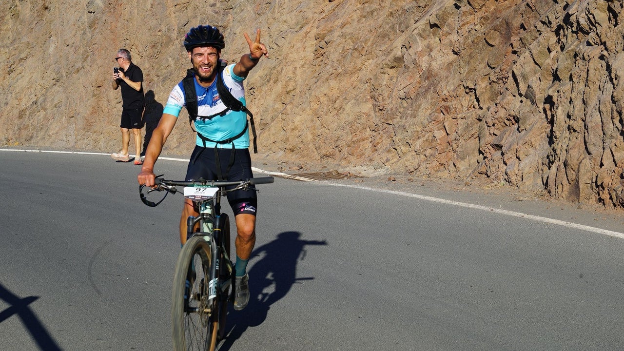 Ahmed Younoussi, de cruzar el Estrecho en el techo de un camión, a la Titan Desert