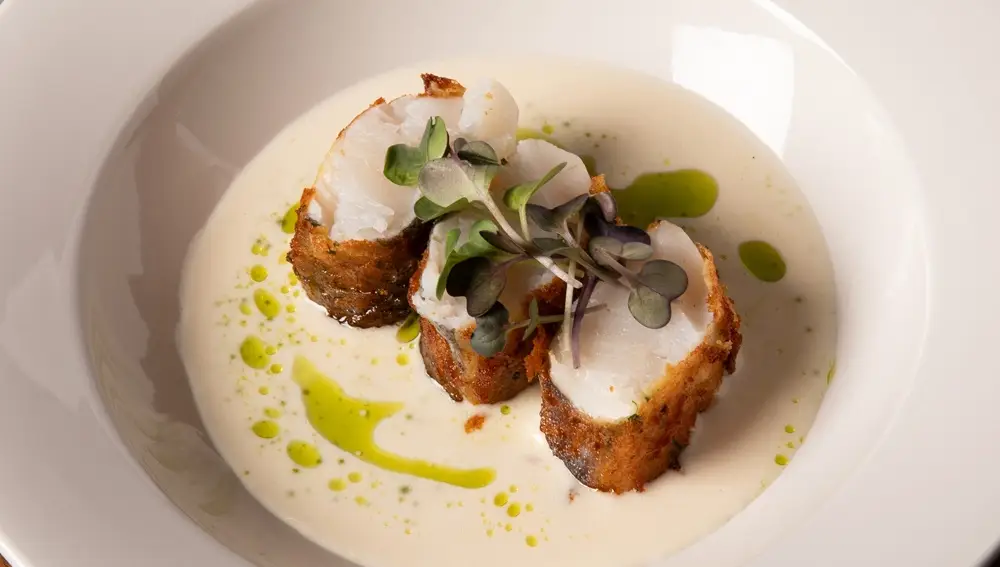 Merluza frita, beurre blanc de manzanilla y perejil