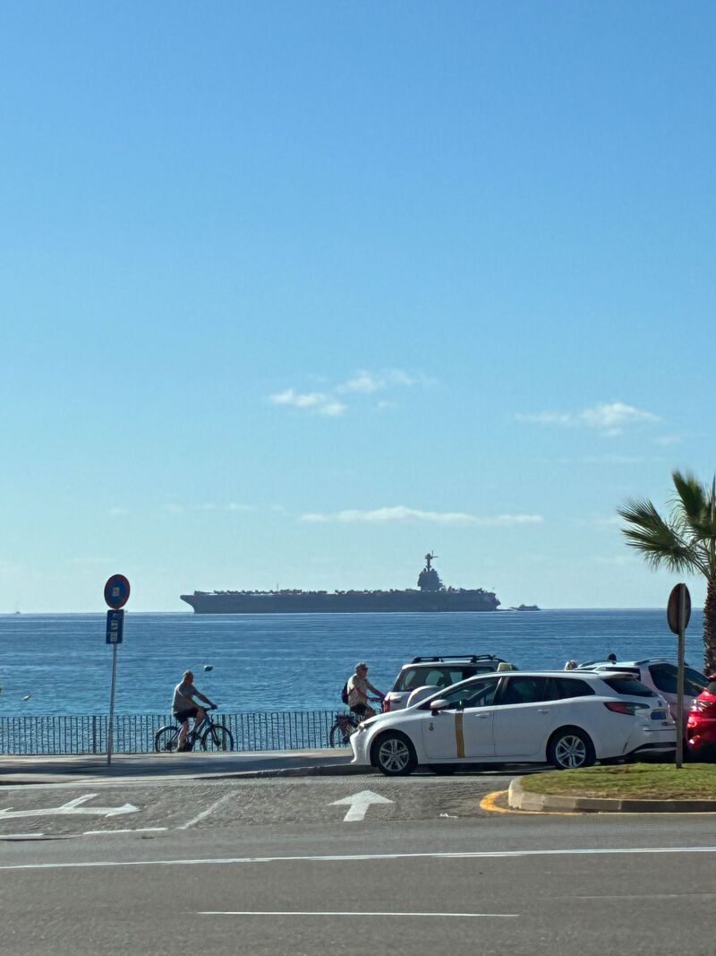 El buque de guerra estadounidense fondeado en la bahía de Palma