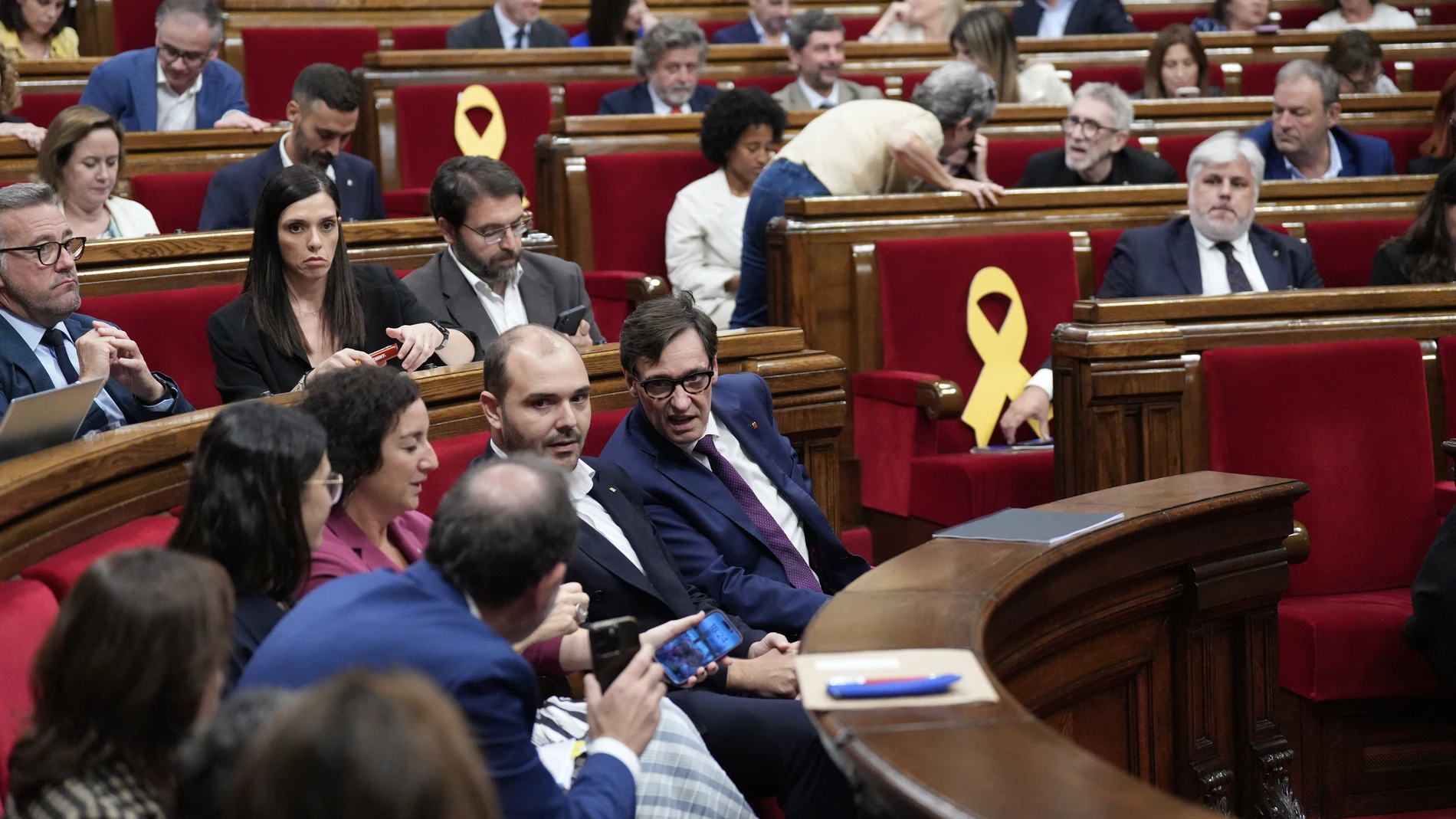 El president de la Generalitat, Savador Illa (c), y el conseller de la Presidència, Albert Dalmau, durante la tercera jornada del Debate de Política General, en el Parlament de Catalunya, a 9 de octubre de 2025, en Barcelona, Catalunya (España). Con la tensión patente entre sus socios de investidura, Illa afronta desde el martes su segundo Debate de Política General en el Parlament sin un calendario para la presentación de los presupuestos. ERC afirma que no apoyará los presupuestos sin que ...