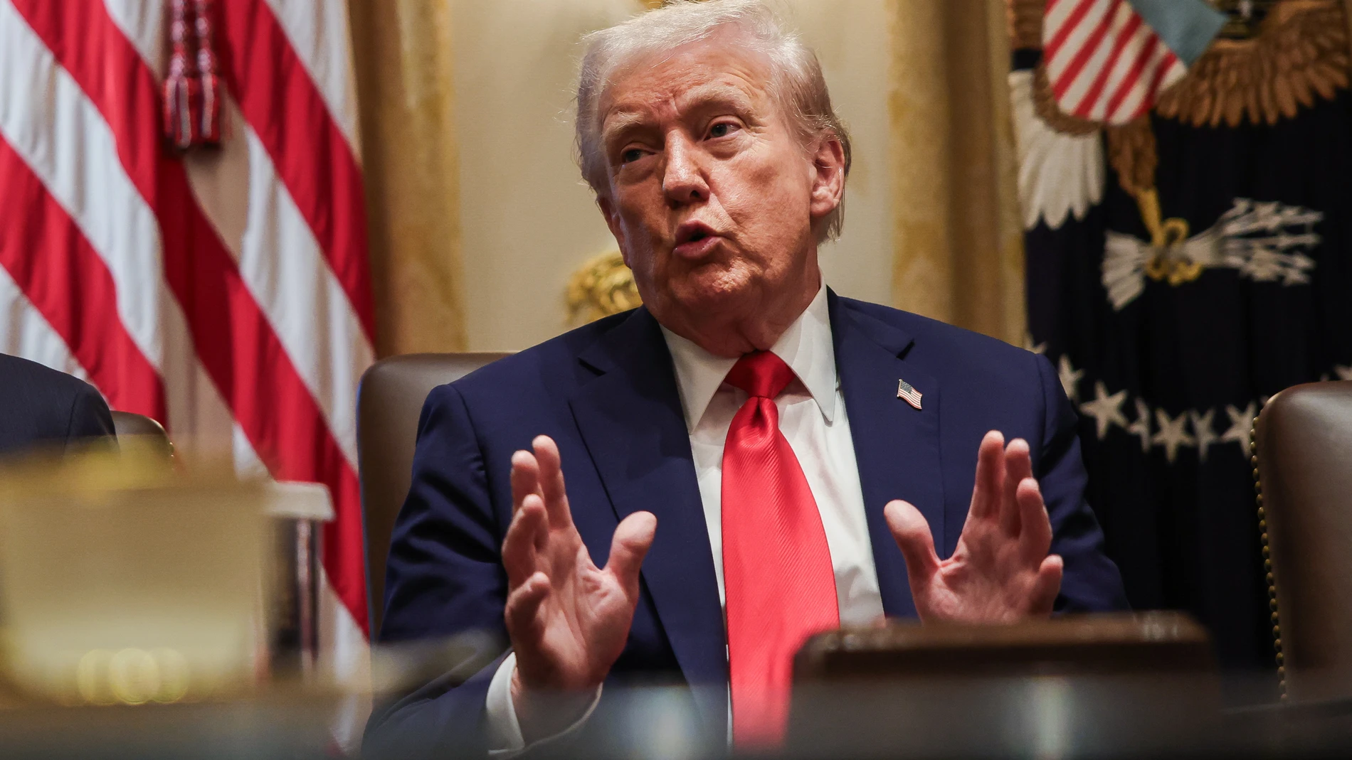 Washington (United States), 09/10/2025.- US President Donald Trump speaks during a Cabinet Meeting at the White House in Washington, DC, USA, 09 October 2025. US President Donald Trump announced that Israel and Hamas have agreed to the first phase of a Gaza peace plan, which includes the release of Israeli hostages and Palestinian prisoners, the withdrawal of Israeli forces, and the delivery of humanitarian aid to Gaza. EFE/EPA/SAMUEL CORUM / POOL