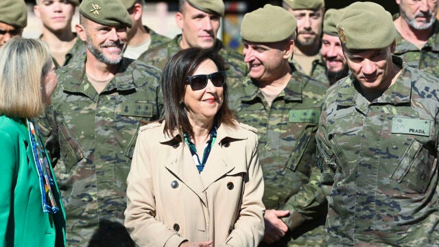 La ministra de Defensa, Margarita Robles, visita Regimiento de Artillería Lanzacohetes de Campaña n.º 63