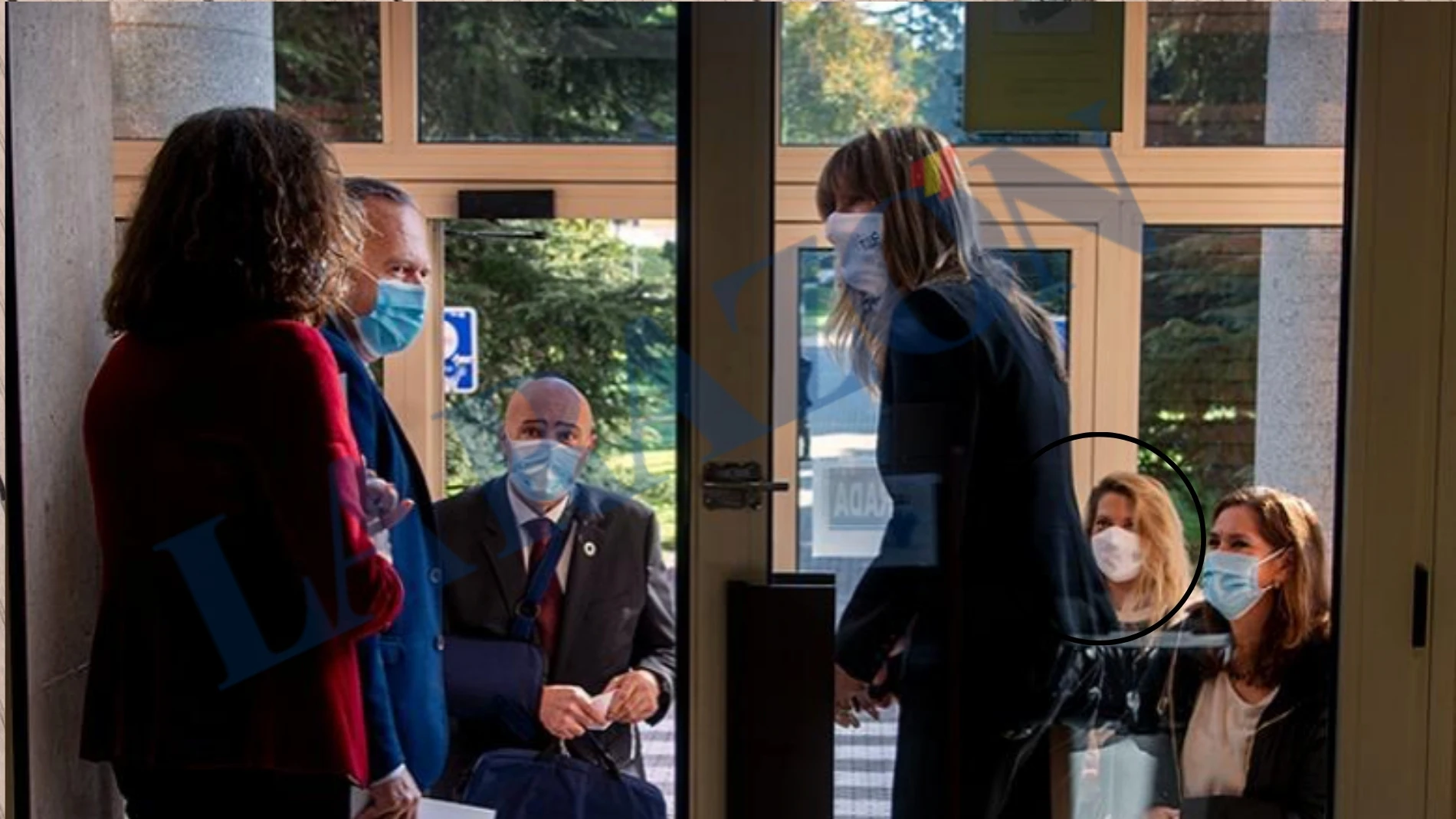 Begoña Gómez y, al fondo, su asesora en Moncloa, Cristina Álvarez, en la firma del convenio de la cátedra en la UCM