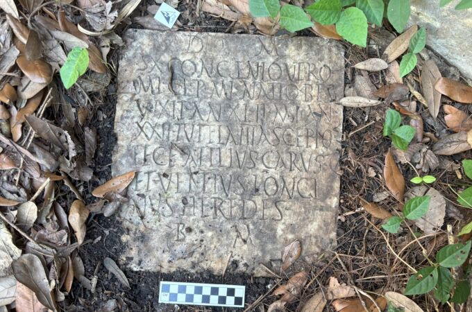 Aparece en un jardín particular de EE UU una lápida romana de casi 2.000 años desaparecida el siglo pasado
