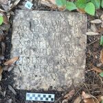 Aparece en un jardín particular de EE UU una lápida romana de casi 2.000 años desaparecida el siglo pasado