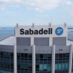 Amancio Ortega suma la sede de Banco Sabadell en Miami a su vasto imperio inmobiliario al cerrar su compra por 235 millones de euros Amancio Ortega suma la sede de Banco Sabadell en Miami a su vasto imperio inmobiliario al cerrar su compra por 235 millones de euros