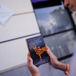 La placa se encuentra en el espacio que ocupaba la tasca El Jute