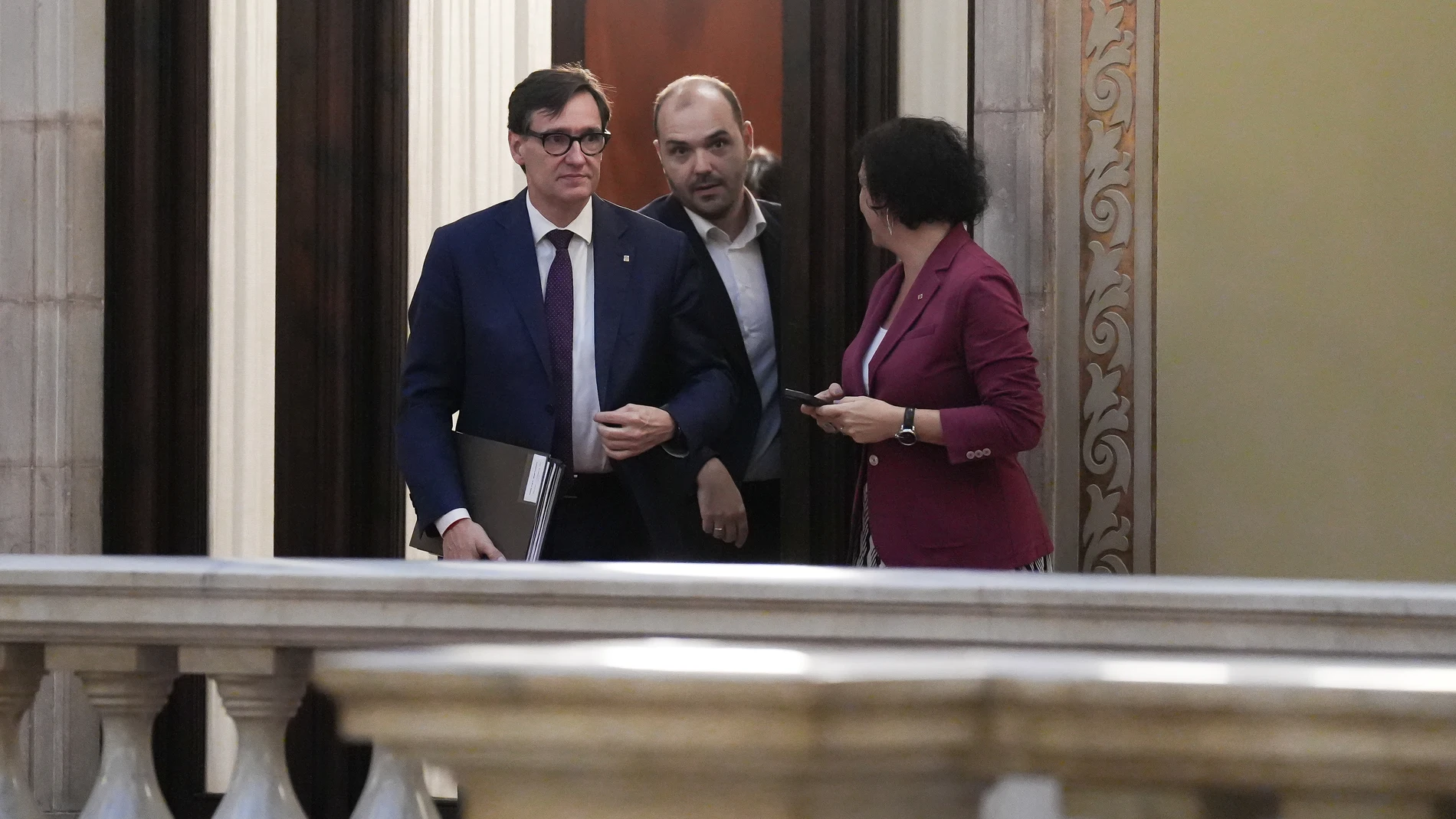 El president de la Generalitat, Savador Illa (i), y el conseller de la Presidència, Albert Dalmau, (c) y la consellera de Economía y Finanzas de la Generalitat de Catalunya, Alícia Romero (d), llegan a la tercera jornada del Debate de Política General, en el Parlament de Catalunya, a 9 de octubre de 2025, en Barcelona, Catalunya (España). Con la tensión patente entre sus socios de investidura, Illa afronta desde el martes su segundo Debate de Política General en el Parlament sin un calendari...