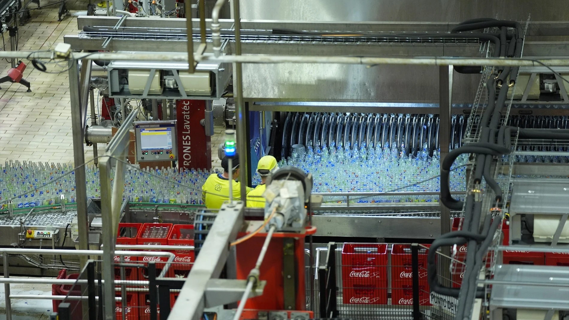 Vista general de la cadena de producción y envasado de la fábrica de Cocacola