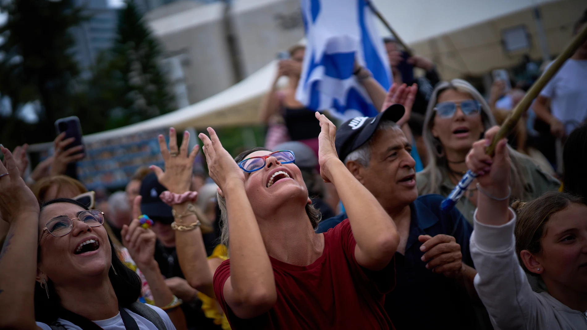 La gente reacciona mientras celebra tras el anuncio de que Israel y Hamás acordaron la primera fase de un plan de paz para detener los combates, en una plaza conocida como la Plaza de los Rehenes en Tel Aviv, Israel