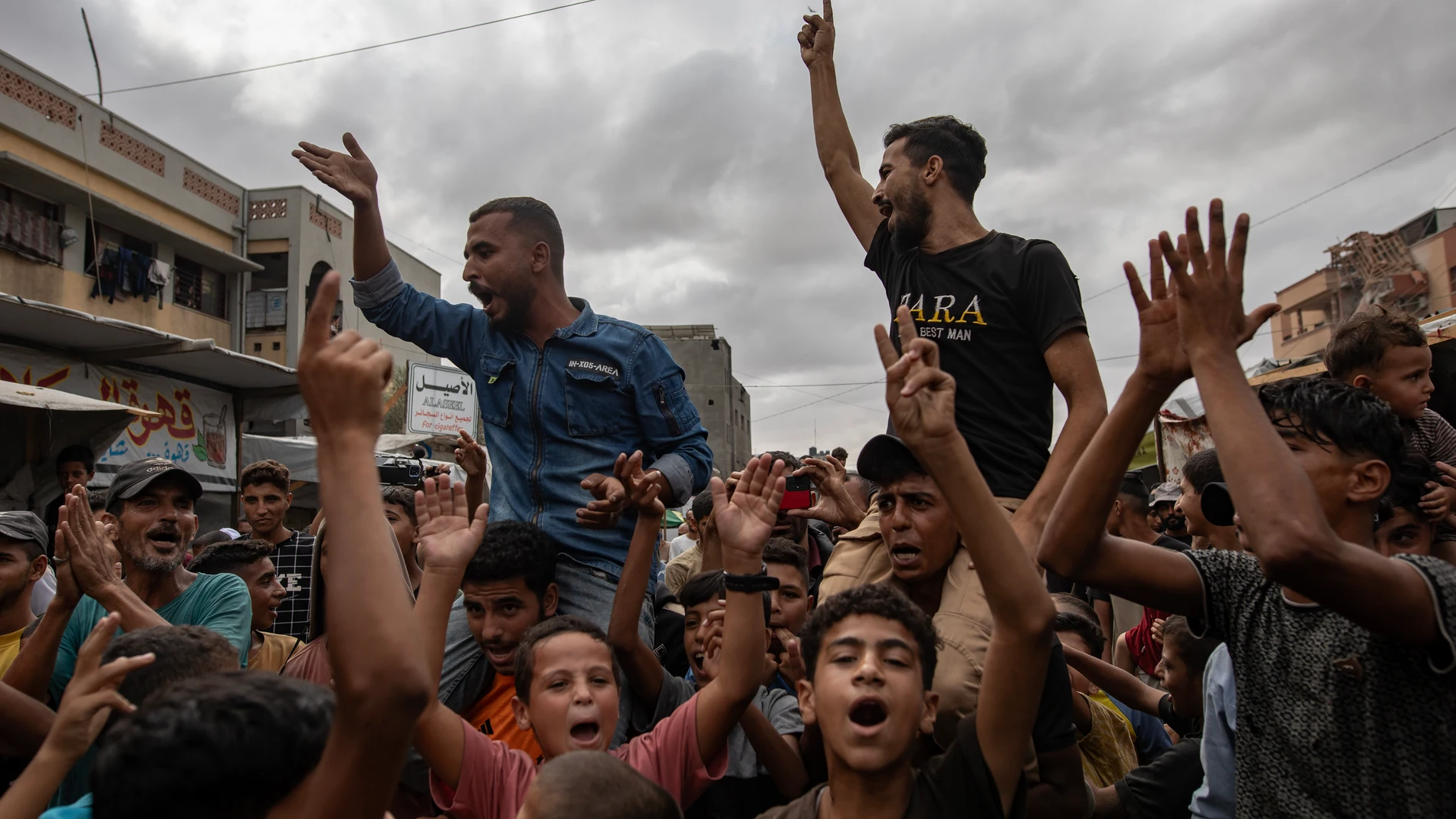 GAZA (---), 09/10/2025.- Internally displaced Palestinians celebrate the announcement of a ceasefire agreement between Hamas and Israel in Khan Younis, southern Gaza Strip, 09 October 2025. US President Donald Trump announced that Israel and Hamas have agreed to the first phase of a Gaza peace plan. The deal involves the release of Israeli hostages and Palestinian prisoners, the withdrawal of Israeli forces, and the delivery of humanitarian aid to Gaza. EFE/EPA/HAITHAM IMAD