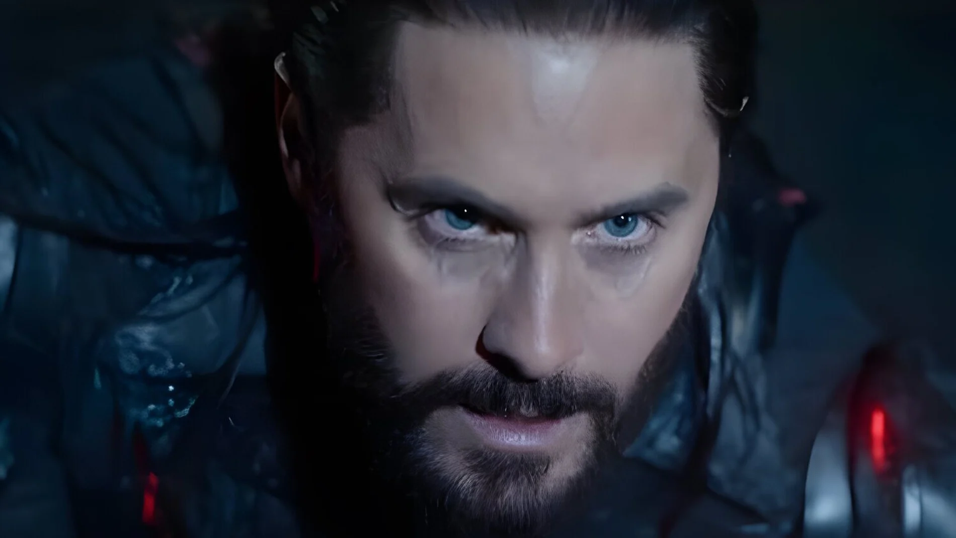 Jared Leto es el encargado en esta ocasión de dar vida a Ares, un "software" con apariencia humana al que le ha sido asignada una importante misión