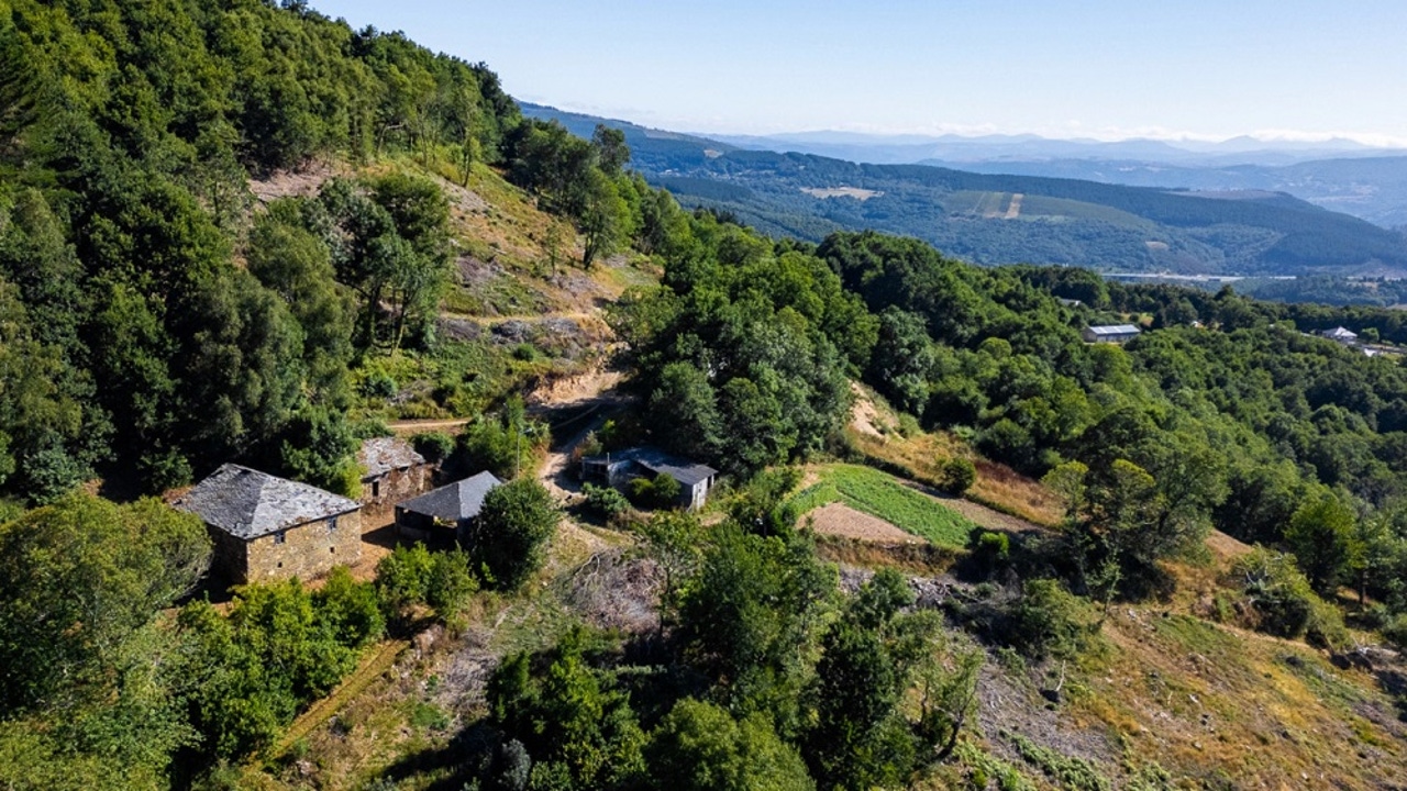 Una aldea escondida en los Ancares busca comprador: 8.000 metros de terreno por menos de 100.000 euros