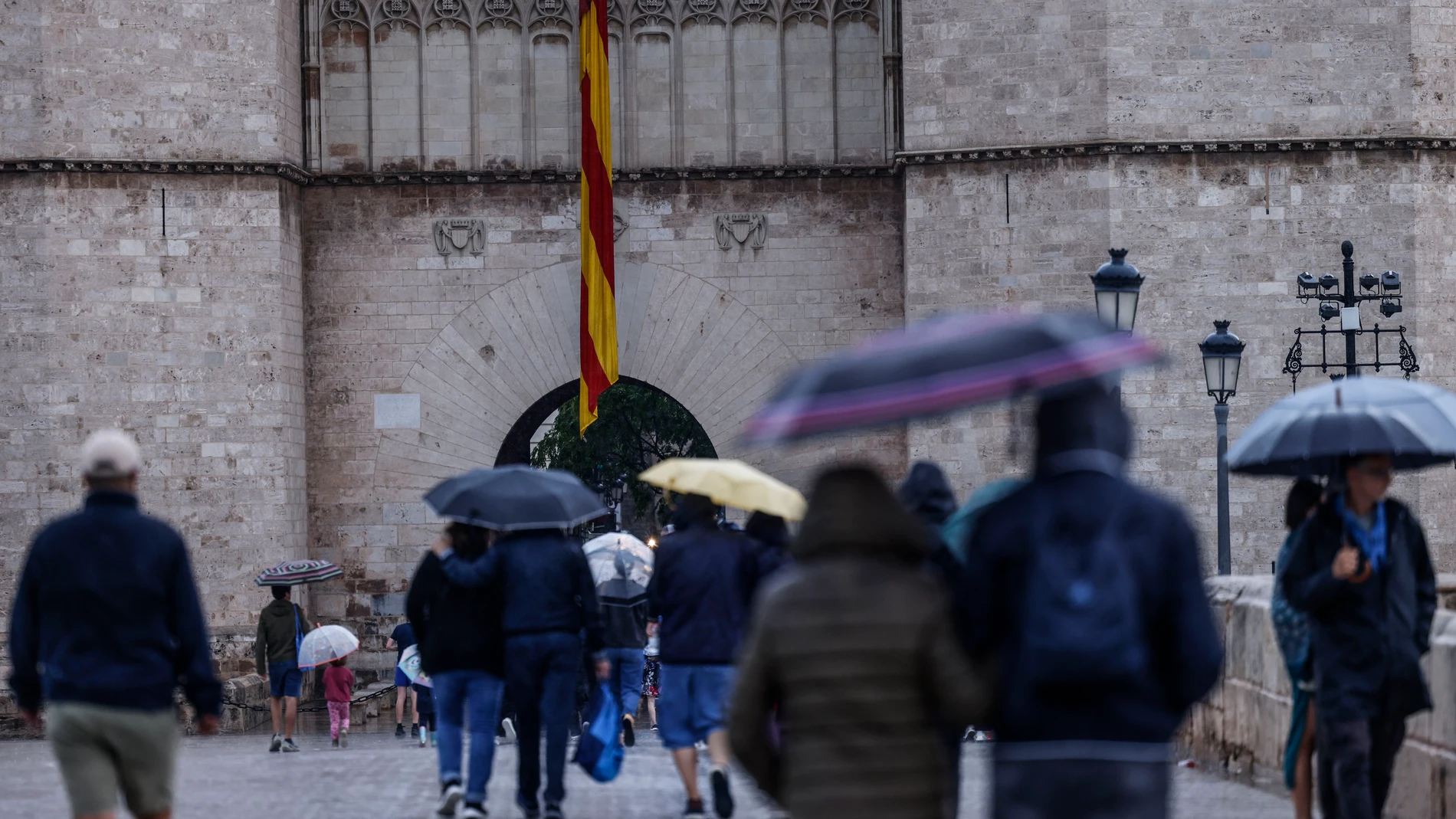 Varias personas con paraguas pasean, a 9 de octubre de 2025, en Valencia, Comunidad Valenciana (España). La Agencia Estatal de Meteorología (AEMET) ha activado la alerta naranja por precipitaciones en Valencia lo que ha obligado al Ayuntamiento a suspender definitivamente la Procesión Cívica y la Senyera previstas para este 9 d'Octubre, Día de la Comunitat Valenciana. 09 OCTUBRE 2025 Rober Solsona / Europa Press 09/10/2025
