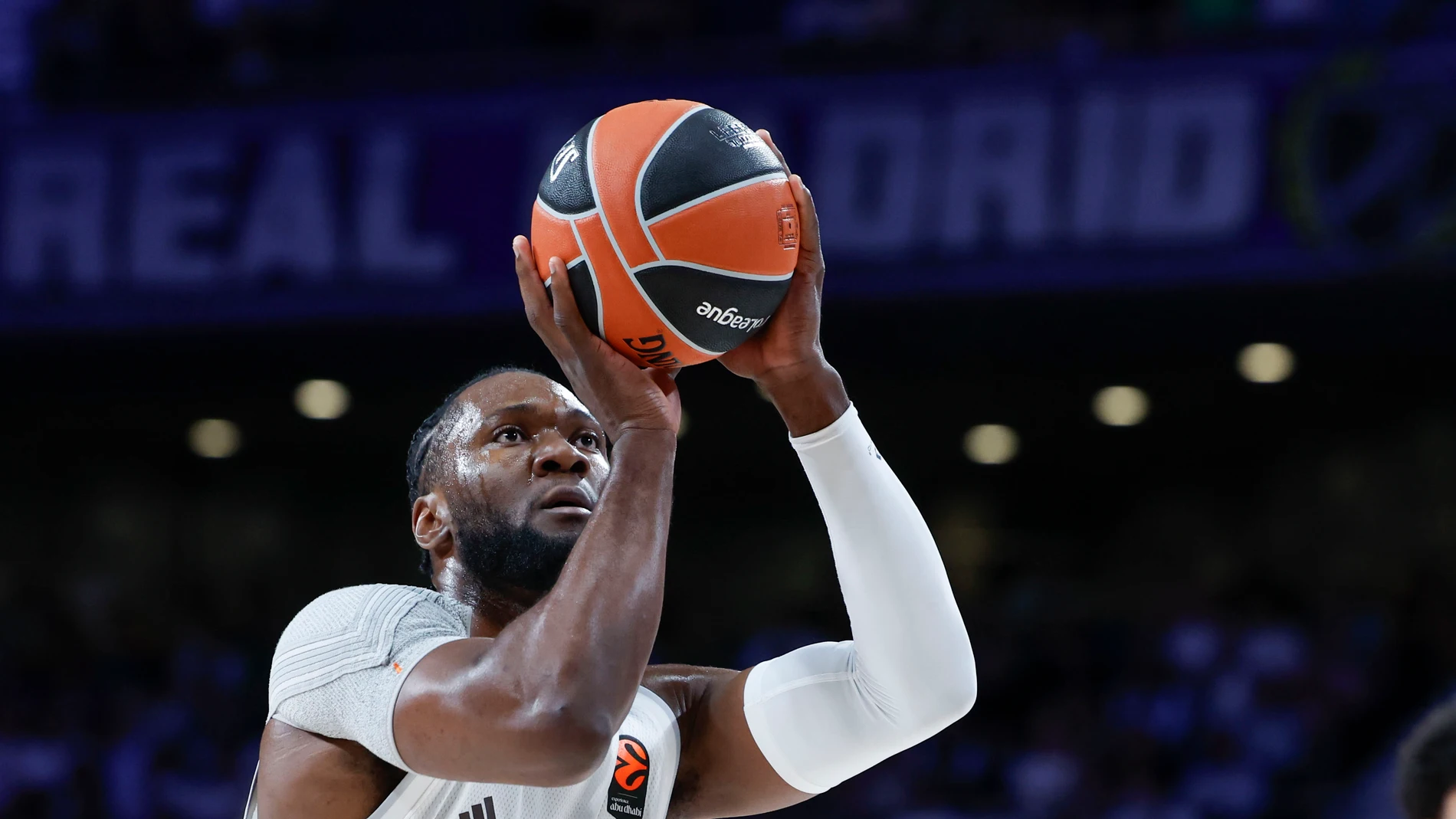 MADRID, 09/10/2025.- El pívot angoleño del Real Madrid, Bruno Fernando, durante el partido de la tercera jornada de la temporada regular de la Euroliga que disputan ante el Asvel Villeurbanne, este jueves en el Movistar Arena de Madrid. EFE/Juanjo Martín