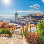 El destino de España donde no hace falta abrigo ni en enero y guarda uno de los templos más visitados del país