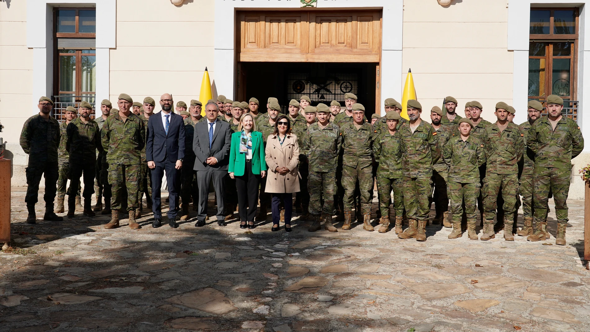 Margarita Robles visita el regimiento de Artillería Lanzacohetes de Astorga