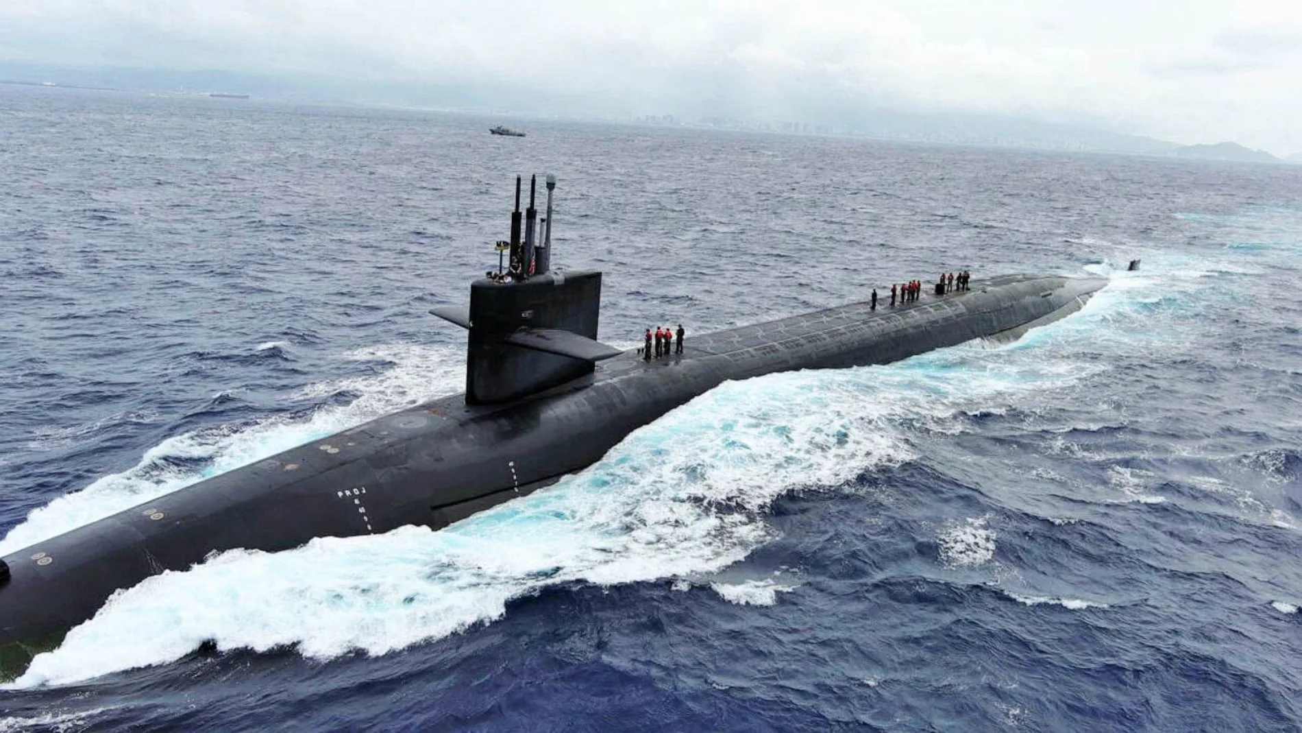 Submarino de Estados Unidos navegando en superficie