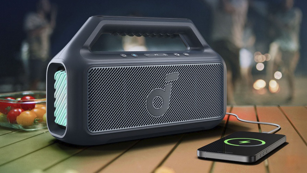 Cae a precio mínimo este altavoz portátil con un sonido potente de 80 W, luces LED y 24 horas de autonomía
