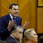 El presidente de la Junta de Andalucía, Juanma Moreno, durante la sesión de control al Gobierno en el Parlamento andaluz.