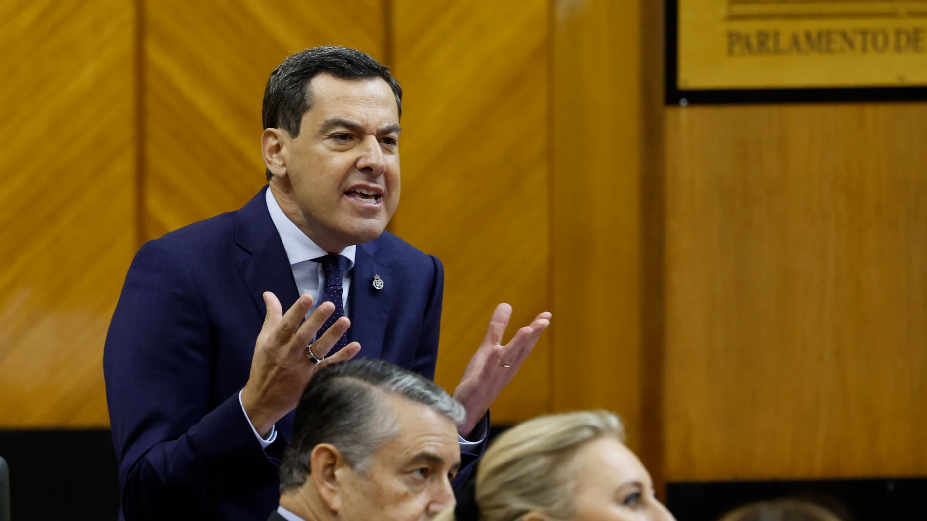 FOTODELDÍA GRAFAND1074. SEVILLA, 09/10/2025.-El presidente de la Junta de Andalucía, Juanma Moreno, durante la sesión de control al Gobierno en el Parlamento andaluz, tras anunciar este jueves a los periodistas que habrá más cambios en la organización de la Consejería de Salud y Consumo, cuya responsable Rocío Hernández dimitió este miércoles a última hora, debido a que, a su juicio, ha habido fallos en la "correa de transmisión" de información. EFE/Julio Muñoz