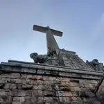 La gran cruz monumental del Valle de los Caídos, vista desde su base