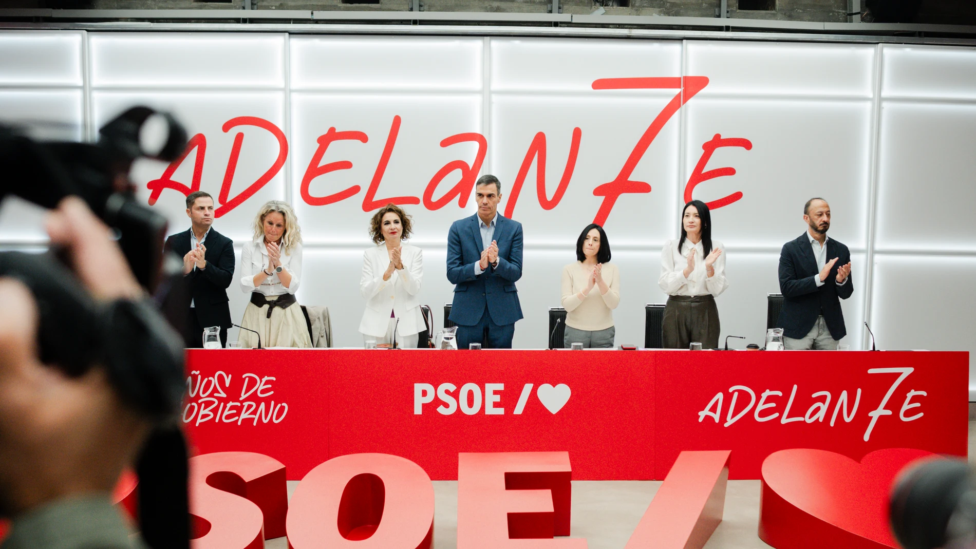 El secretario adjunto de Organización y Transparencia del PSOE, Borja Cabezón, la portavoz del PSOE, Montse Mínguez, la vicepresidenta primera y ministra de Hacienda, María Jesús Montero, el presidente del Gobierno y secretario general del PSOE, Pedro Sánchez, la secretaria de organización del PSOE, Rebeca Torró, la secretaria adjunta de organización, Anabel Mateos y el Secretario de Política Municipal del PSOE, Alfonso Rodríguez Gómez de Celis, durante la reunión de la Comisión Ejecutiva Fe...