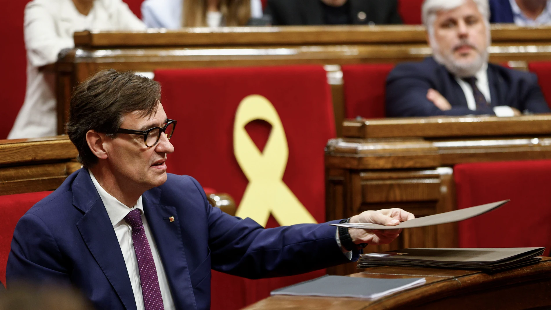 BARCELONA, 09/10/2025.- El presidente de la Generalitat, Salvador Illa, durante la votación de las propuestas de resolución presentadas por los grupos parlamentarios a raíz del debate de política general, unas votaciones en las que el PSC pone a prueba la solidez de sus relaciones con sus socios de investidura, ERC y Comuns. EFE/Quique García