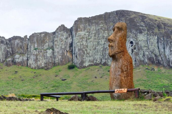 Un nuevo estudio confirma cómo se colocaron los moais en Isla de Pascua: las pesadas estatuas 'caminaban' hasta su posición