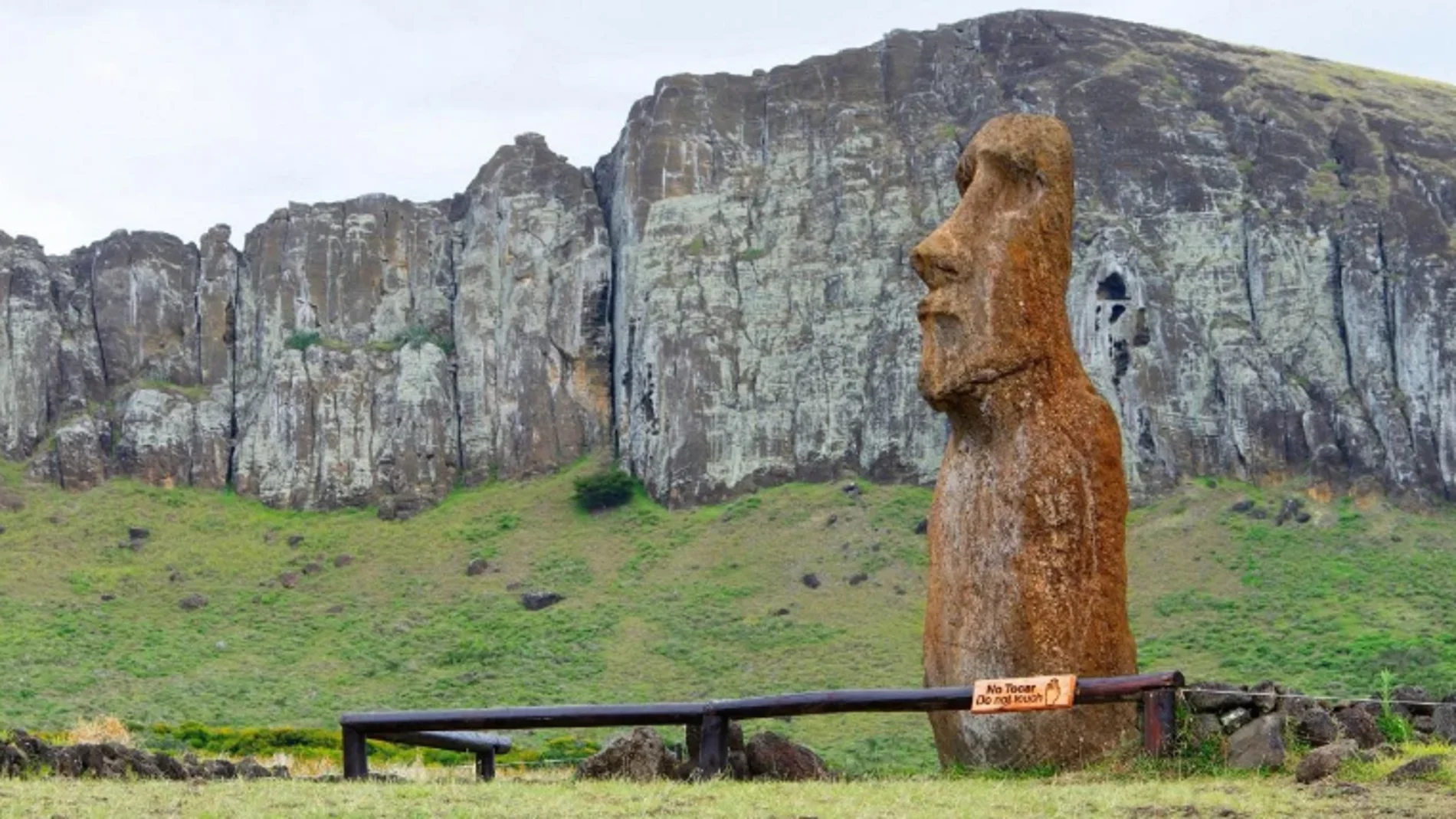 Un nuevo estudio confirma cómo se colocaron los moais en Isla de Pascua: las pesadas estatuas 'caminaban' hasta su posición