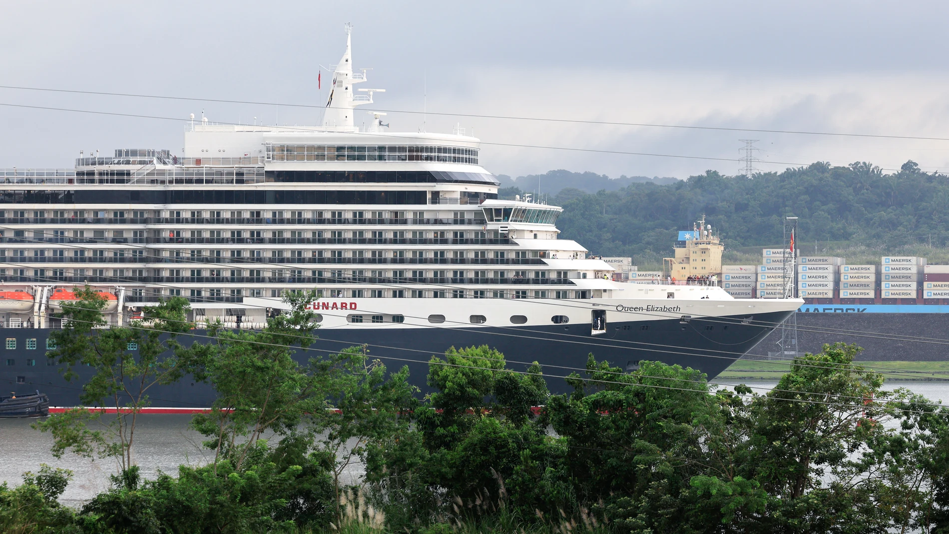 AME6472. CIUDAD DE PANAMÁ (PANAMÁ), 09/10/2025.- Fotografía del crucero Queen Elizabeth navegando este jueves, en el Canal de Panamá (Panamá). El crucero Queen Elizabeth cumplió su tránsito en dirección norte por el Canal de Panamá, iniciando la temporada de cruceros 2025-2026 de la vía interoceánica. Este tránsito de reposicionamiento forma parte de una travesía de 22 días desde Seattle, Washington, y será el primero de los más de 195 tránsitos programados para esta temporada. EFE/ Bienvenid...