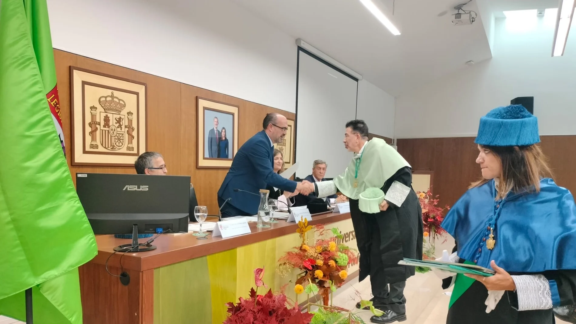 El alcalde Marco Morala y la rectora Nuria González durante la apertura del curso académico en el campus de la ULE en Ponferrada