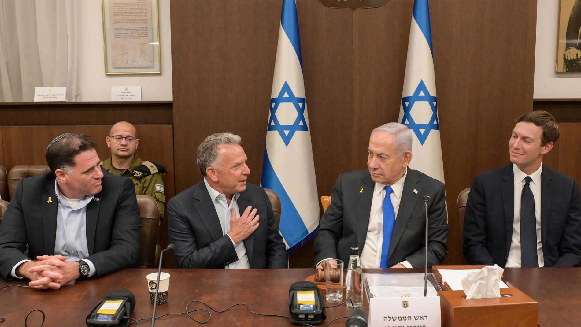 Una fotografía proporcionada por la Oficina de Prensa del Gobierno de Israel (OPG) muestra al primer ministro israelí, Benjamin Netanyahu (2-D), reunido con el enviado especial del presidente estadounidense Donald Trump para Oriente Medio, Steve Witkoff (2-I), el yerno del presidente, Jared Kushner (I), y el ministro Ron Dermer (D), asistiendo a la reunión del gabinete israelí en Jerusalén