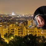 Imagen de la ciudad de Barcelona por la noche junto a las muñecas esposadas de un hombre