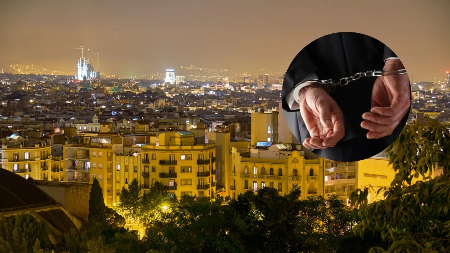Imagen de la ciudad de Barcelona por la noche junto a las muñecas esposadas de un hombre
