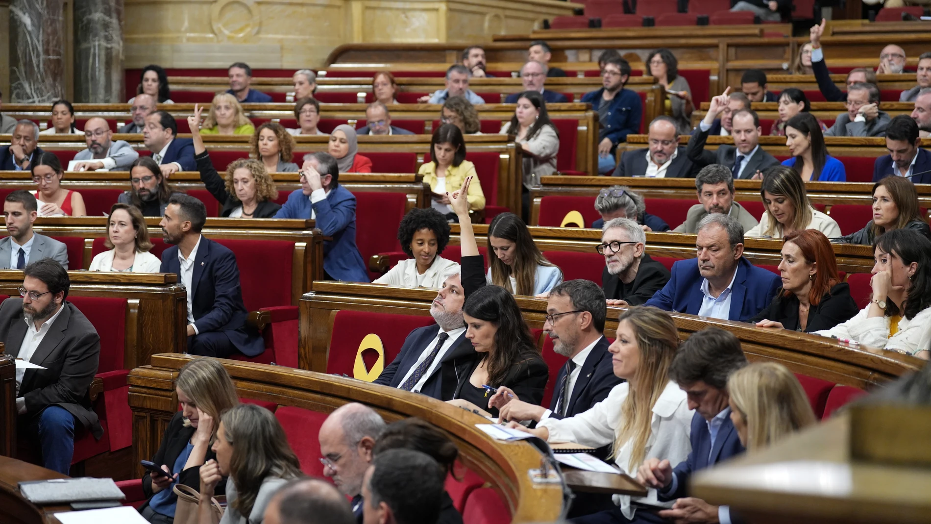 Los diputados durante la tercera jornada del Debate de Política General, en el Parlament de Catalunya, a 9 de octubre de 2025, en Barcelona, Catalunya (España). Con la tensión patente entre sus socios de investidura, Illa afronta desde el martes su segundo Debate de Política General en el Parlament sin un calendario para la presentación de los presupuestos. ERC afirma que no apoyará los presupuestos sin que haya avances en el modelo de financiación singular y en la cesión de competencias par...