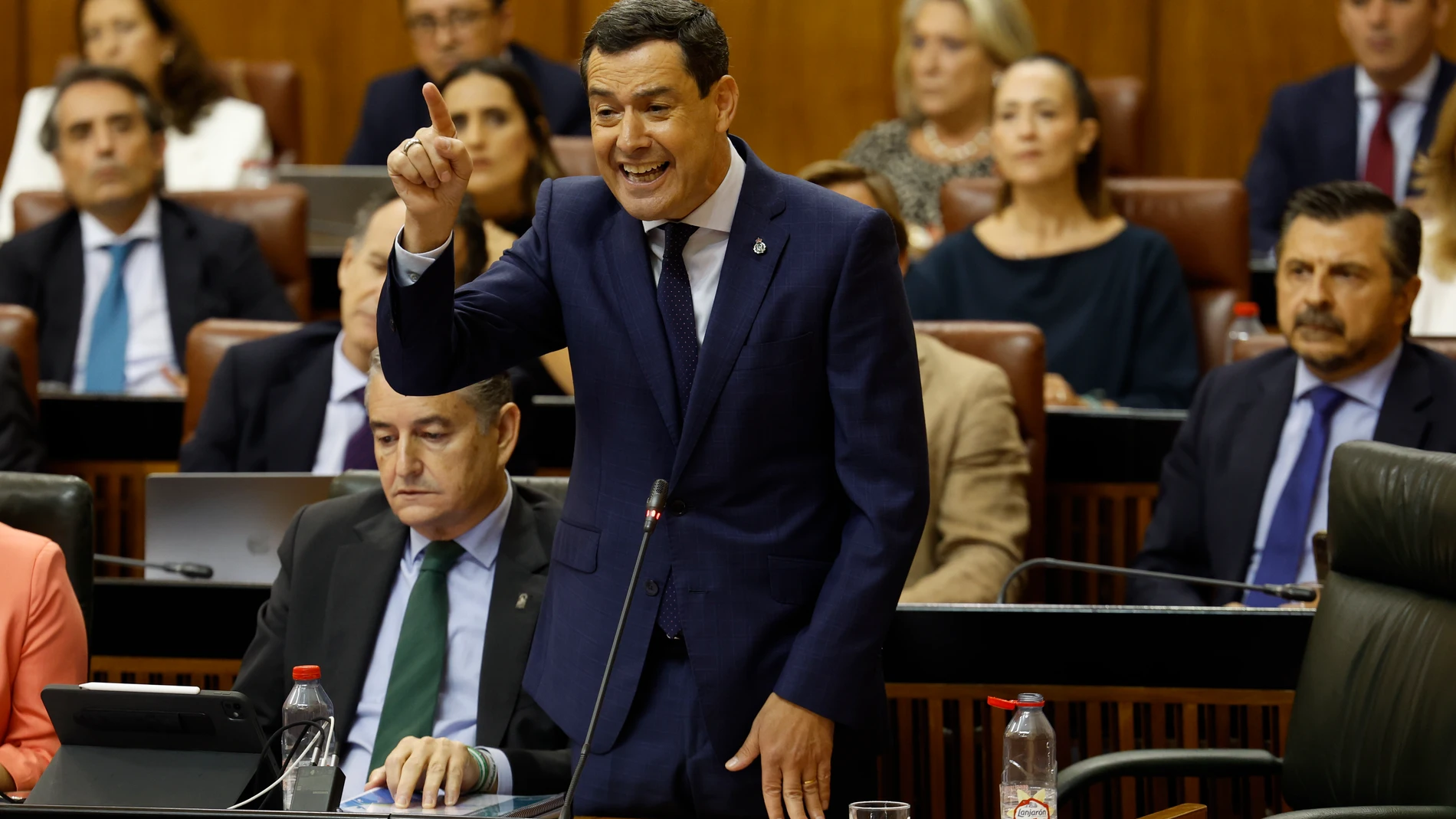 Juanma Moreno en la sesión de control del Parlamento