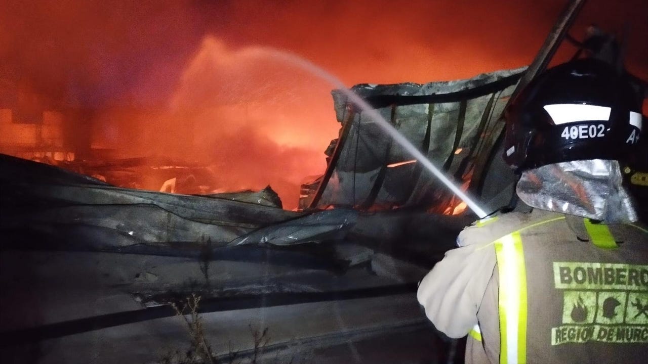 Arde el interior de una fábrica de calzado en Caravaca de la Cruz