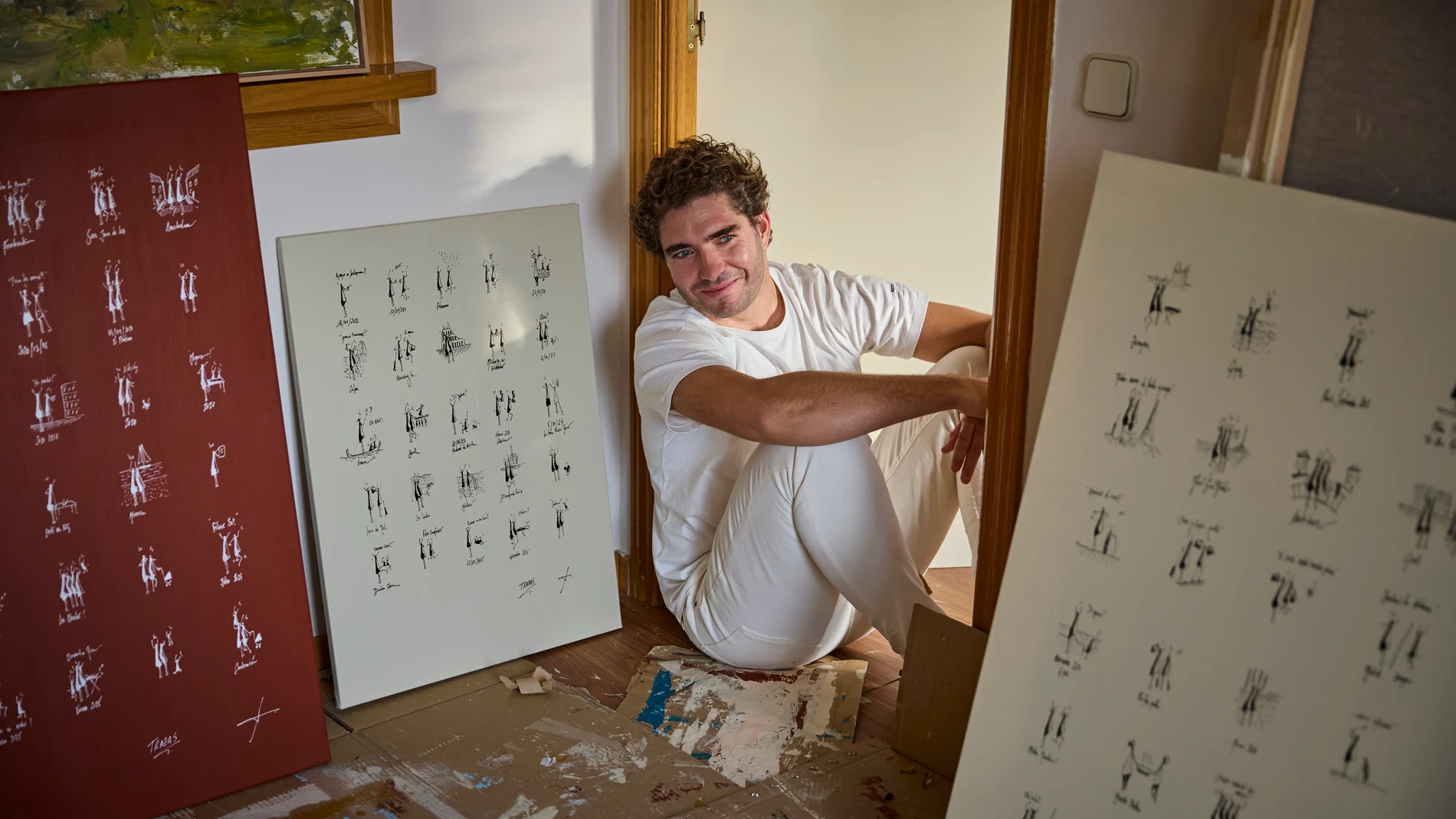 Entrevista con el artista Carlos Almanzor, que con TRAZAS, un proyecto personal en el que a través del rotring, acuarela y acrílico busca reflejar y compartir todo aquello que le hace disfrutar, reír o recordar. © Alberto R. Roldán / Diario La Razón. 08 10 2025