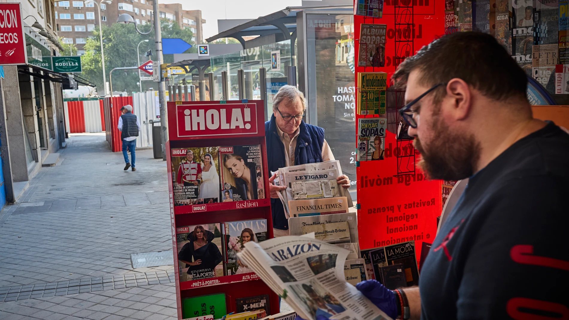 Simón, último quiosquero activo en la zona de Conde de Casal. Su quiosco, El Trébol de la Suerte, es el único que queda en pie tras el cierre de otros en la zona. Actualmente, las obras del Metro para un nuevo intercambiador han reducido drásticamente sus ingresos. A diario tiene que poner dinero de su bolsillo para mantenerlo abierto. Desesperado, ha pedido ayuda al Rey, al Ayuntamiento y a la Comunidad de Madrid. © Alberto R. Roldán / Diario La Razón. 09 10 2025