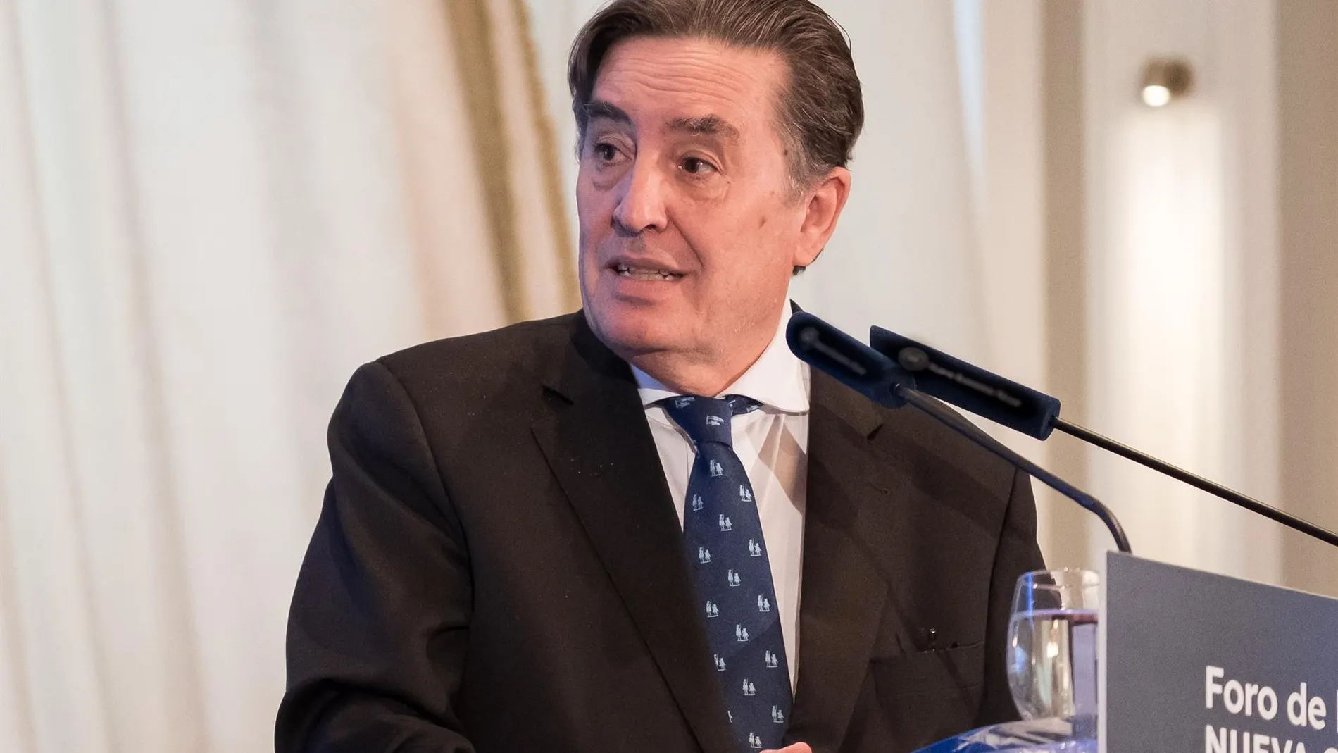 García Montero: "La RAE está en manos de un experto en llevar negocios desde su despacho para empresas multimillonarias"