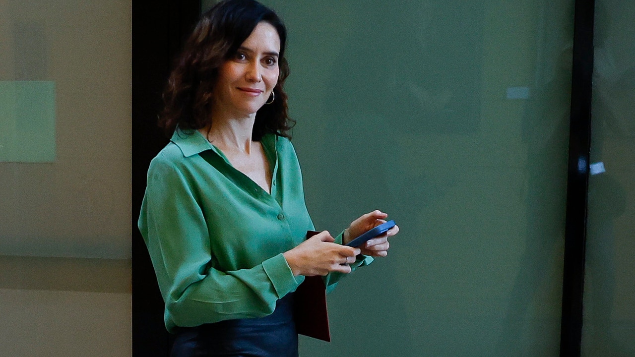 Blusa verde + pantalones de piel: el combo de Isabel Díaz Ayuso que triunfa también en la política